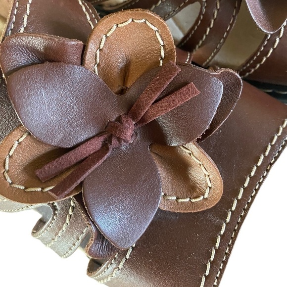 CLARKS COMFORT LEATHER COLLECTION SLIP-ONS BROWN 2” Heel Leather Flower … - Picture 7 of 13